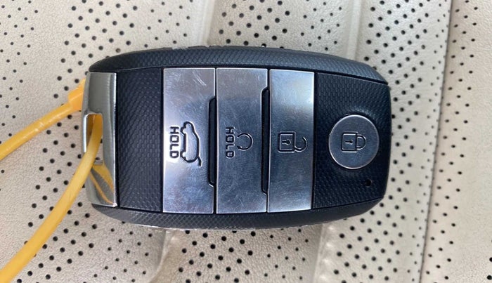 2022 KIA CARENS LUXURY PLUS 1.4 PETROL DCT 6 STR, Petrol, Automatic, 12,150 km, Key Close Up