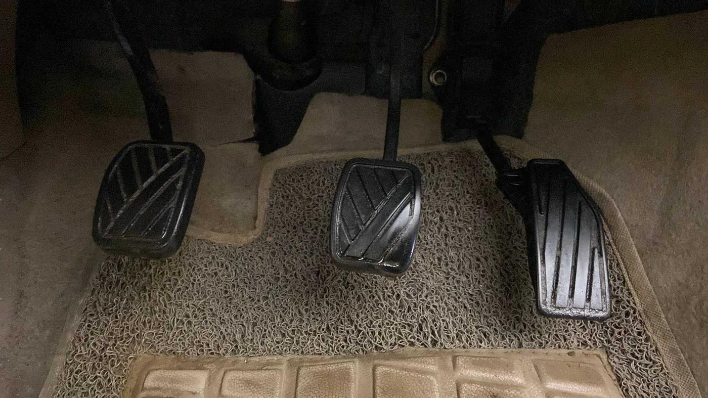 2022 Maruti Dzire VXI CNG, CNG, Manual, 52,125 km, Pedals