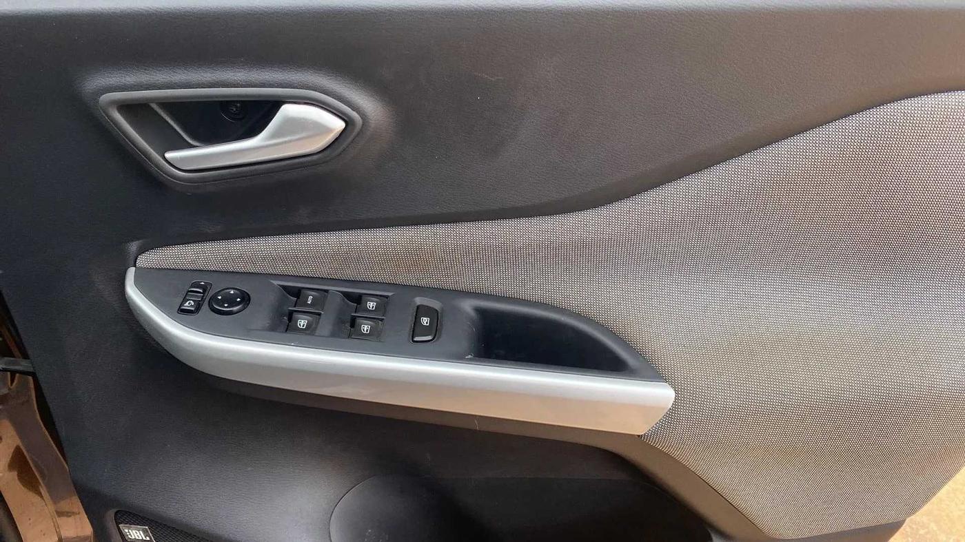 2022 Nissan MAGNITE XV EXECUTIVE TURBO CVT, Petrol, Automatic, 17,648 km, Driver Side Door Panels Control