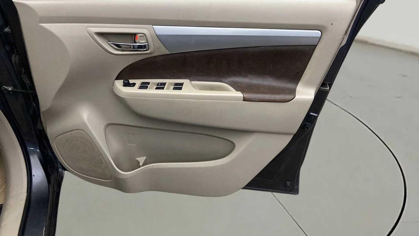 2016 Maruti Ertiga VXI, CNG, Manual, 1,21,930 km, Driver Side Door Panels Control