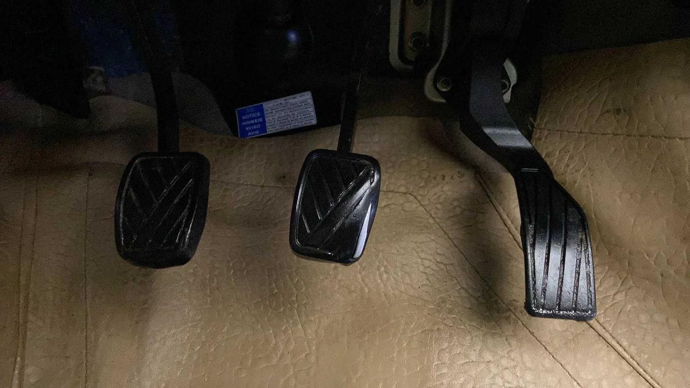 2016 Maruti Ertiga VXI, CNG, Manual, 1,21,930 km, Pedals
