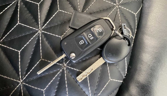 2021 Tata NEXON XM PETROL, Petrol, Manual, 33,231 km, Key Close Up