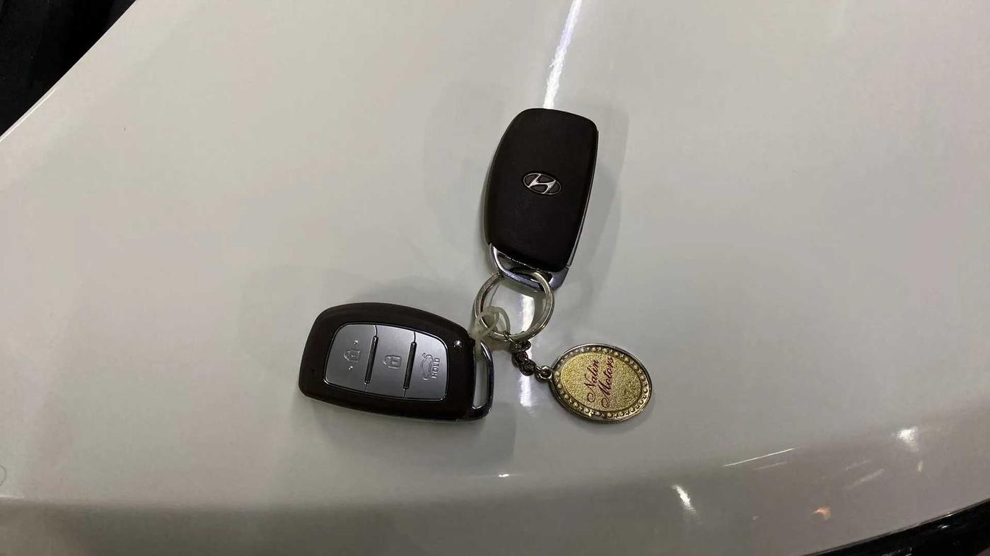 2014 Hyundai Xcent SX AT 1.2 (O), Petrol, Automatic, 25,787 km, Key Close Up