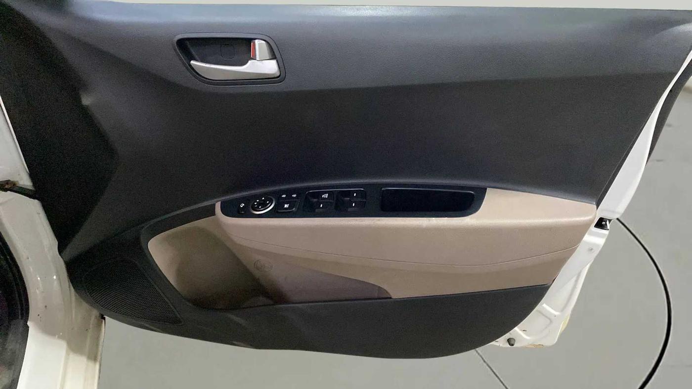 2014 Hyundai Xcent SX AT 1.2 (O), Petrol, Automatic, 25,787 km, Driver Side Door Panels Control
