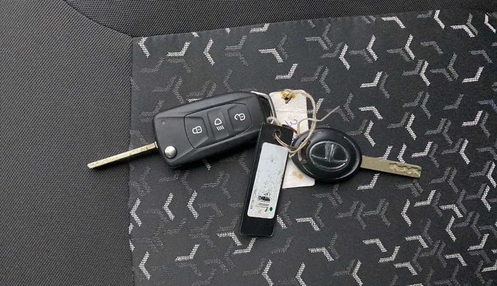 2022 Tata Tiago XT (O) PETROL, Petrol, Manual, 7,821 km, Key Close Up