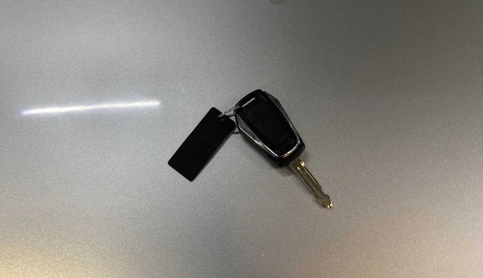2017 Mahindra Kuv100 K6 PLUS D 6 STR, Diesel, Manual, 71,683 km, Key Close Up