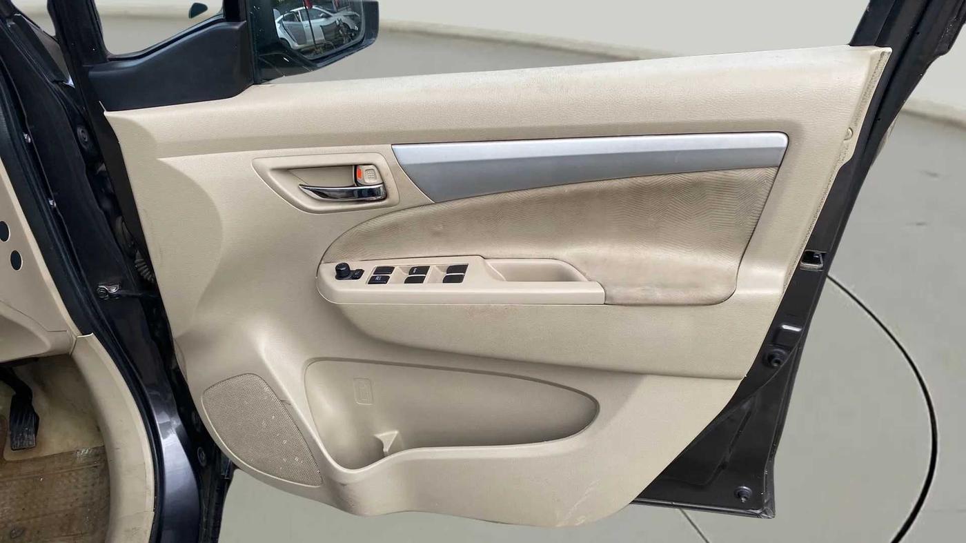2016 Maruti Ertiga VXI CNG, CNG, Manual, 1,06,743 km, Driver Side Door Panels Control
