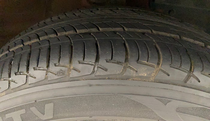 2018 Mahindra KUV 100 NXT K6+ P 6 STR, Petrol, Manual, 55,112 km, Right Front Tyre Tread