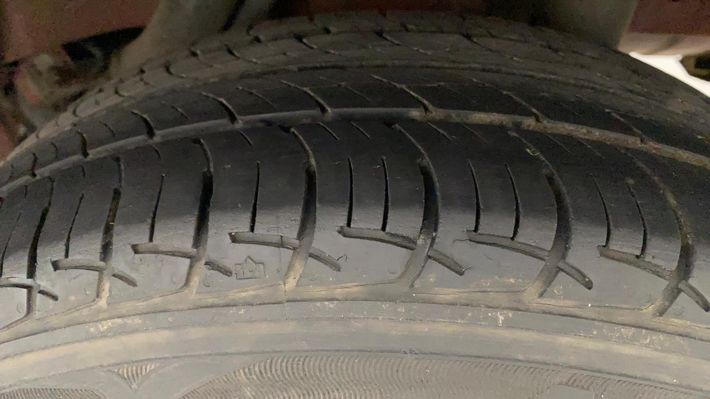 2018 Mahindra KUV 100 NXT K6+ P 6 STR, Petrol, Manual, 55,112 km, Left Rear Tyre Tread