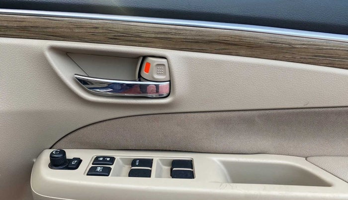 2018 Maruti Ciaz ZETA 1.5 SHVS MT PETROL, Petrol, Manual, 38,743 km, Driver Side Door Panels Control