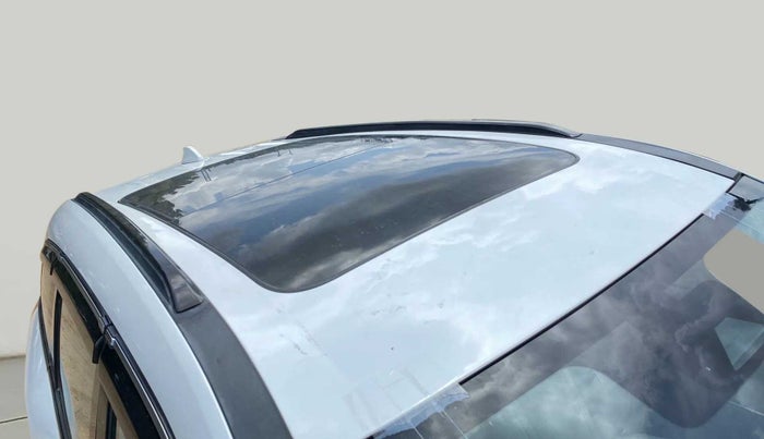 2021 Mahindra XUV700 AX 7 P MT 7 STR, Petrol, Manual, 52,387 km, Roof
