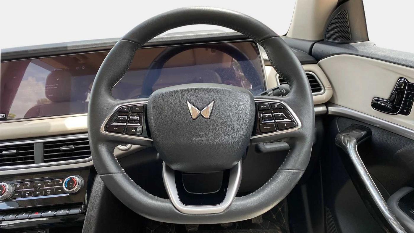 2021 Mahindra XUV700 AX 7 P MT 7 STR, Petrol, Manual, 52,387 km, Steering Wheel Close Up