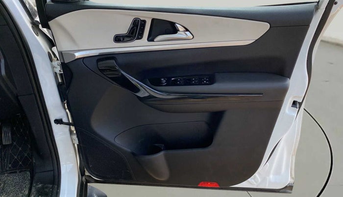 2021 Mahindra XUV700 AX 7 P MT 7 STR, Petrol, Manual, 52,387 km, Driver Side Door Panels Control