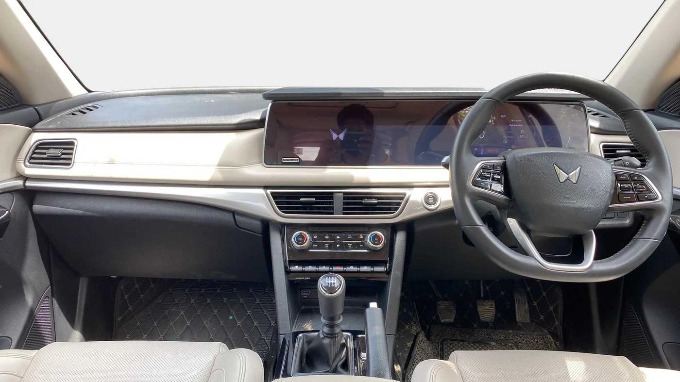 2021 Mahindra XUV700 AX 7 P MT 7 STR, Petrol, Manual, 52,387 km, Dashboard
