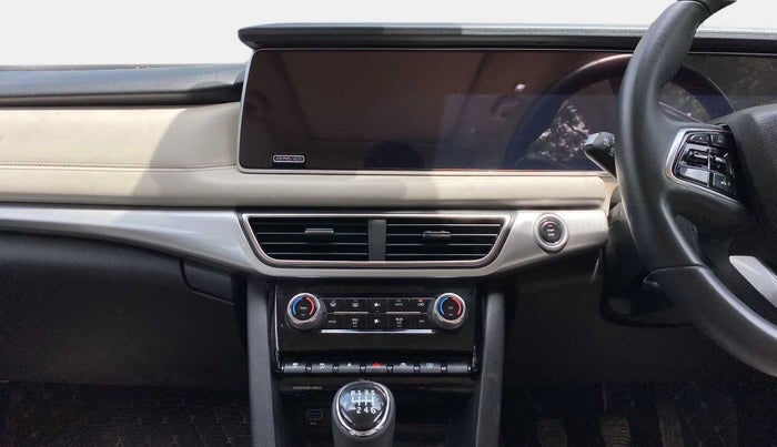 2021 Mahindra XUV700 AX 7 P MT 7 STR, Petrol, Manual, 52,387 km, Air Conditioner