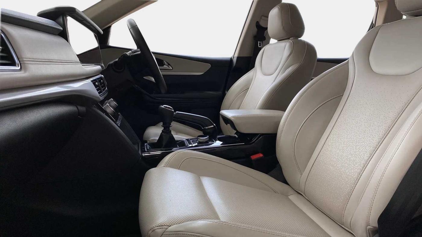 2021 Mahindra XUV700 AX 7 P MT 7 STR, Petrol, Manual, 52,387 km, Right Side Front Door Cabin