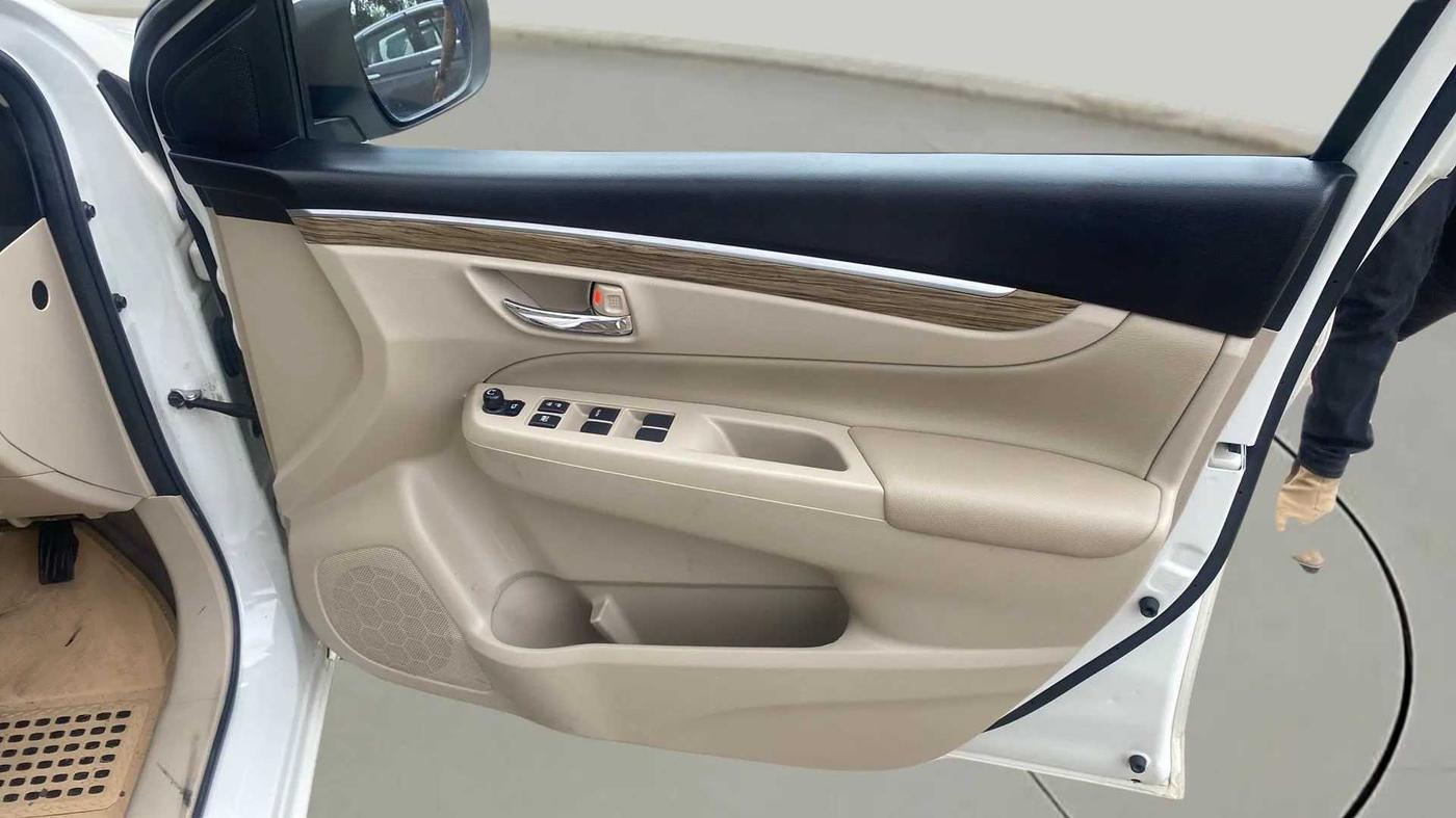 2022 Maruti Ciaz ALPHA 1.5 SHVS PETROL, Petrol, Manual, 17,326 km, Driver Side Door Panels Control