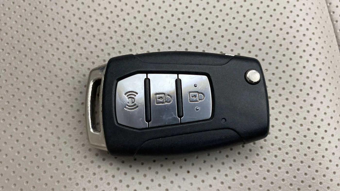2020 Mahindra XUV300 W6 1.2 PETROL, Petrol, Manual, 33,032 km, Key Close Up