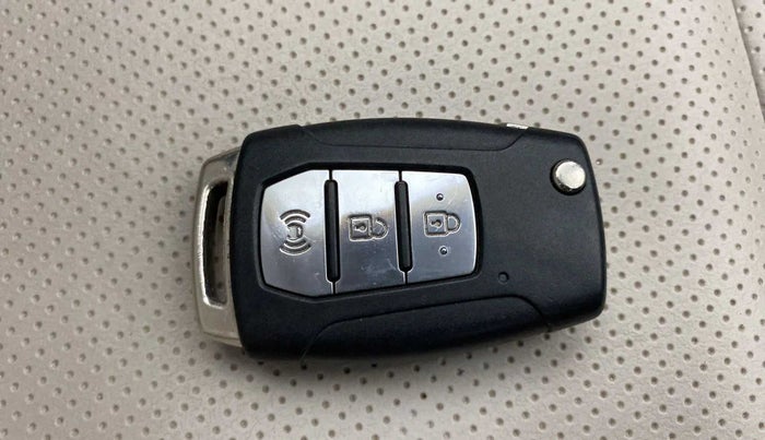 2020 Mahindra XUV300 W6 1.2 PETROL, Petrol, Manual, 33,032 km, Key Close Up