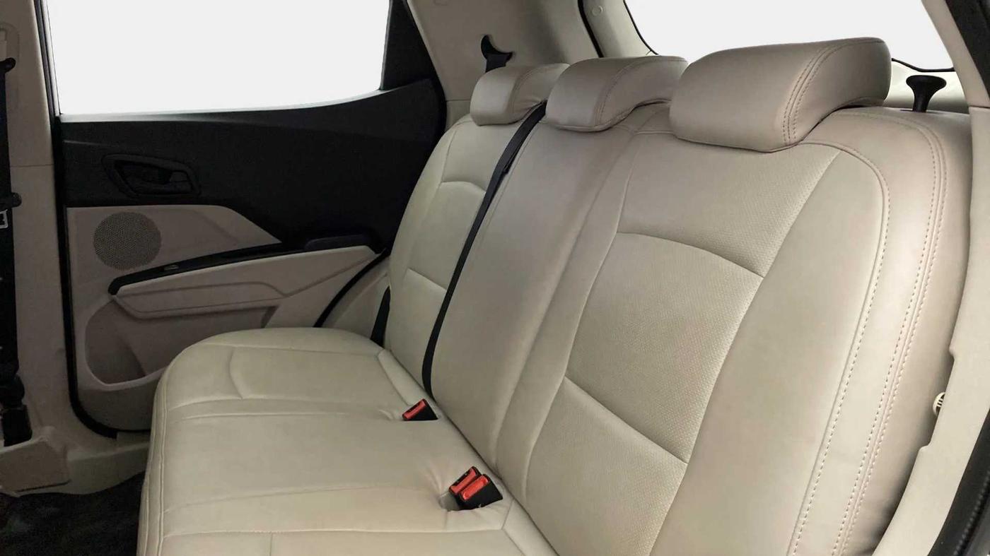2020 Mahindra XUV300 W6 1.2 PETROL, Petrol, Manual, 33,032 km, Right Side Rear Door Cabin