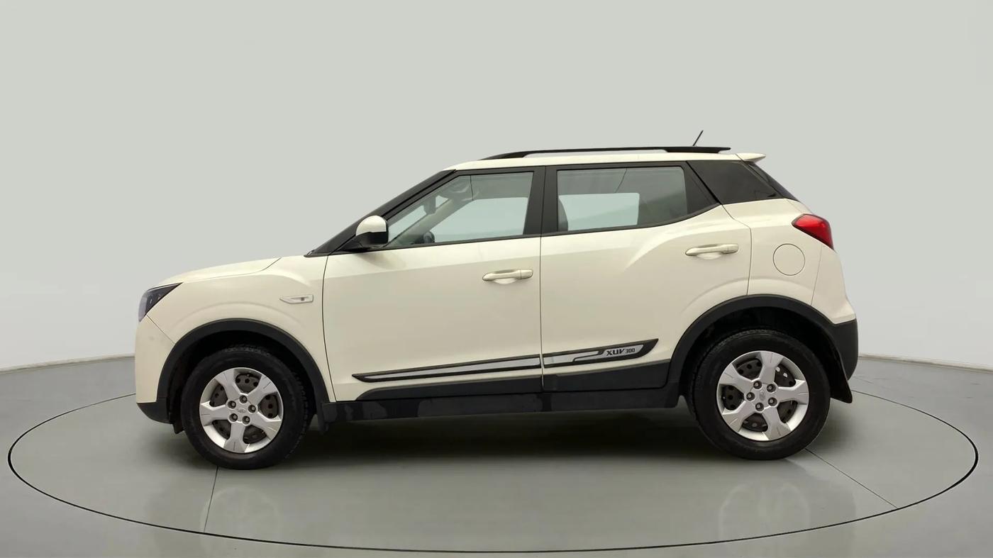2020 Mahindra XUV300 W6 1.2 PETROL, Petrol, Manual, 33,032 km, Left Side