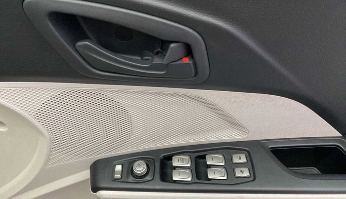2020 Mahindra XUV300 W6 1.2 PETROL, Petrol, Manual, 33,032 km, Driver Side Door Panels Control
