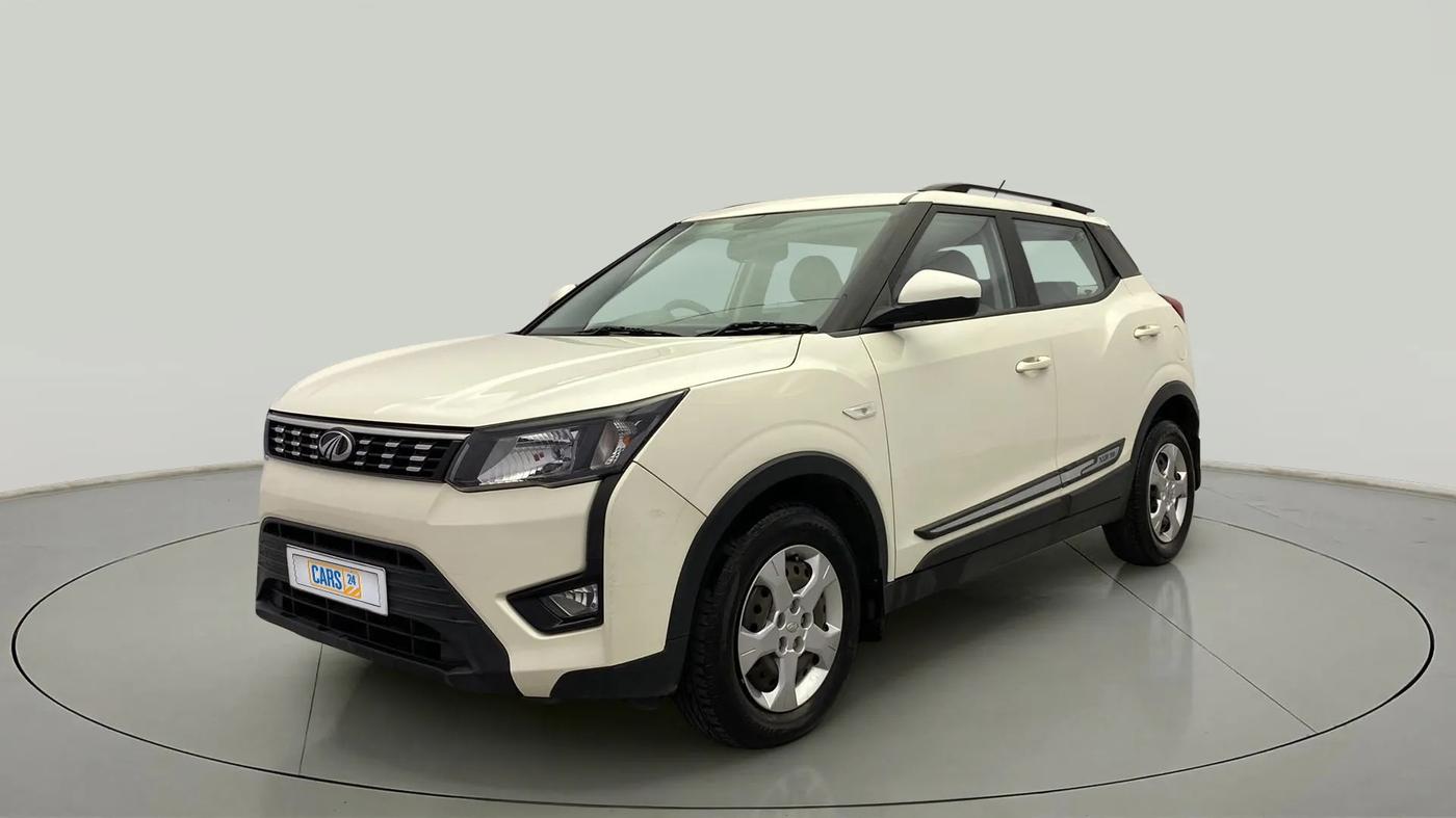 2020 Mahindra XUV300 W6 1.2 PETROL, Petrol, Manual, 33,032 km, Left Front Diagonal