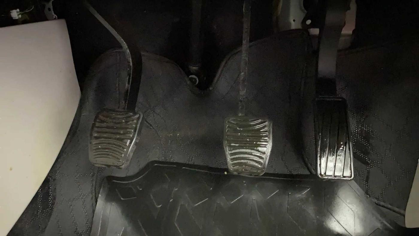 2020 Mahindra XUV300 W6 1.2 PETROL, Petrol, Manual, 33,032 km, Pedals