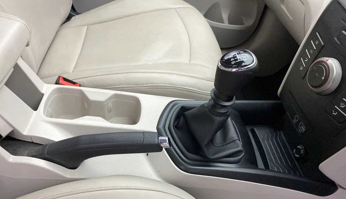 2020 Mahindra XUV300 W6 1.2 PETROL, Petrol, Manual, 33,032 km, Gear Lever