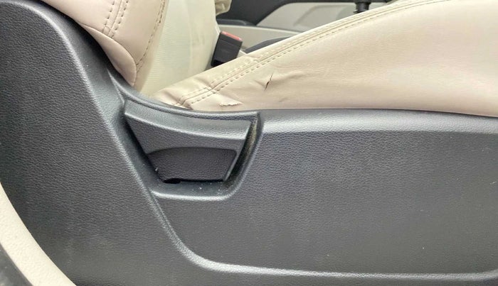 2020 Mahindra XUV300 W6 1.2 PETROL, Petrol, Manual, 33,032 km, Driver Side Adjustment Panel