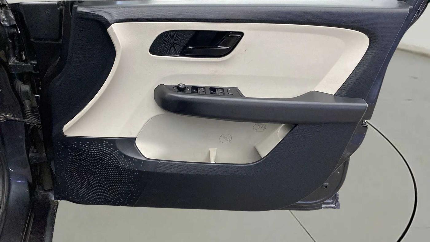 2021 Tata ALTROZ XM PLUS PETROL, Petrol, Manual, 52,854 km, Driver Side Door Panels Control