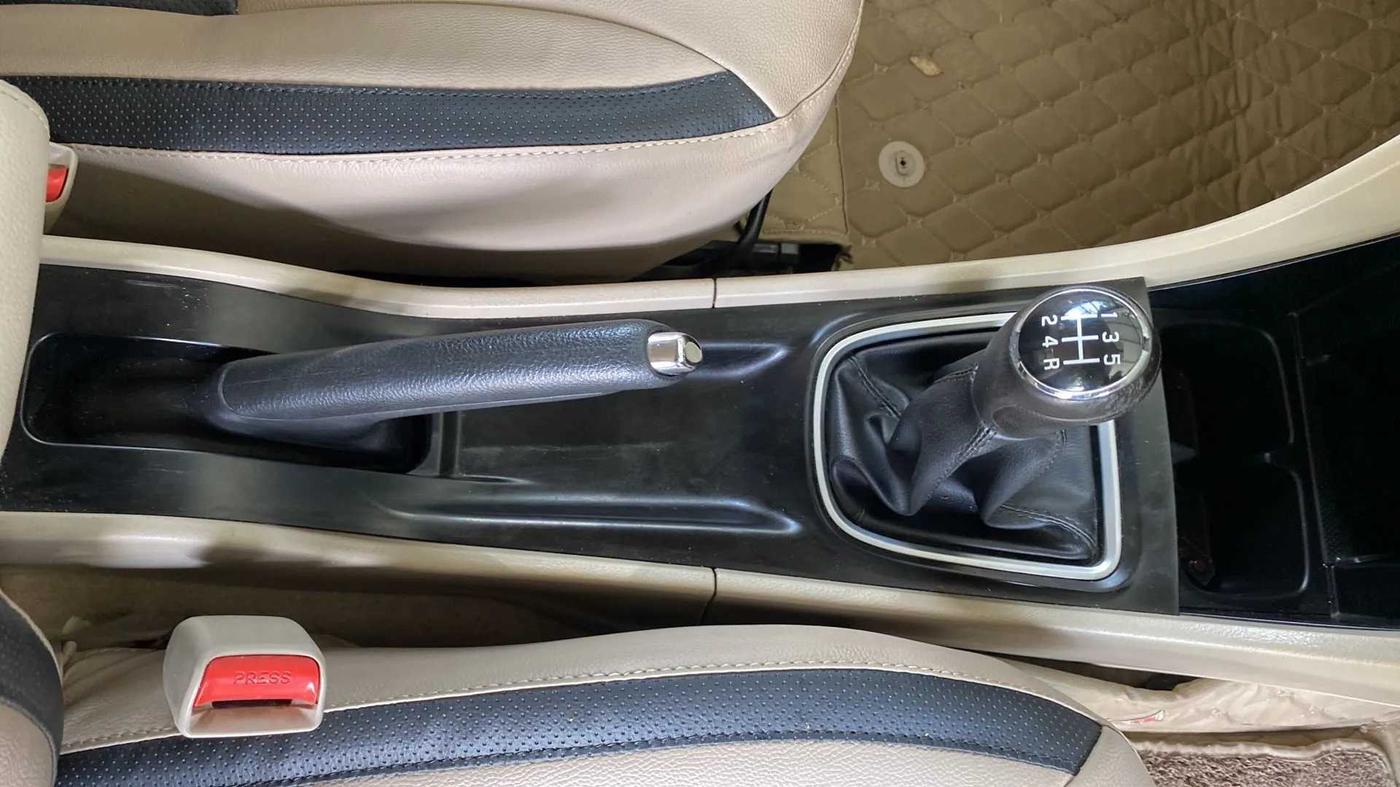 2018 Maruti Ciaz DELTA 1.4 MT PETROL, Petrol, Manual, 75,679 km, Gear Lever