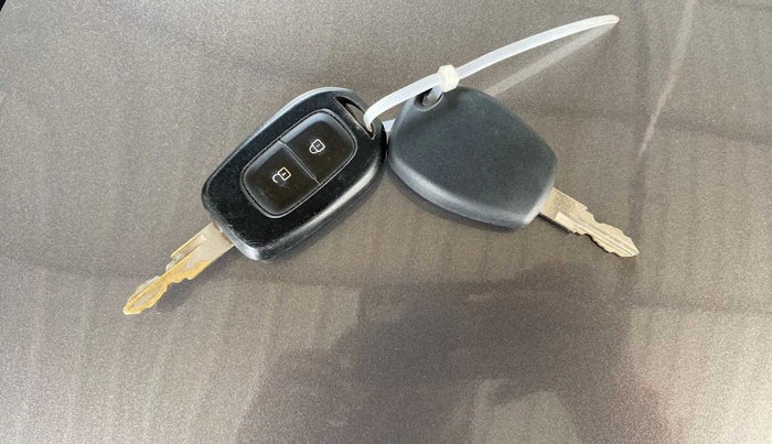 2017 Renault Kwid RXT 1.0 AMT (O), Petrol, Automatic, 30,655 km, Key Close Up