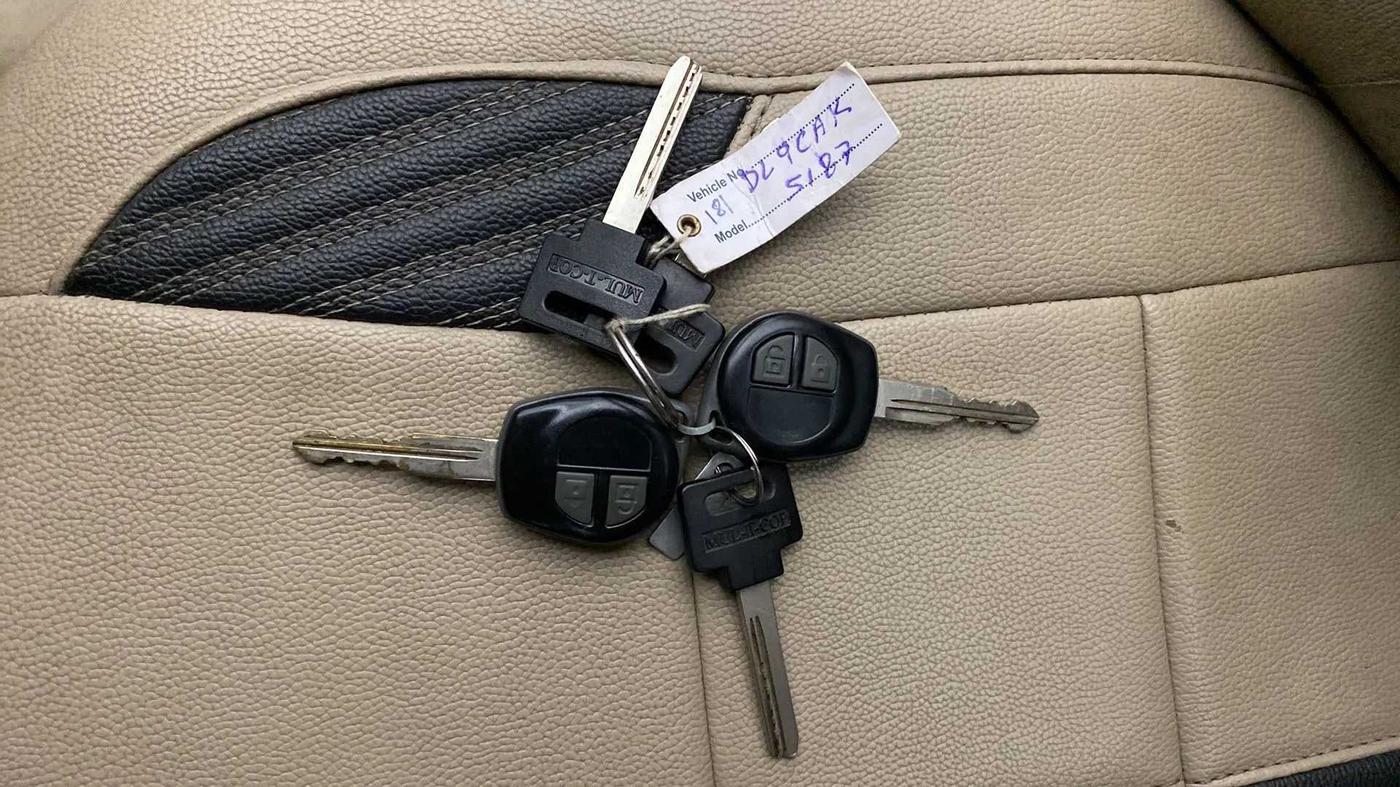2015 Maruti Swift Dzire ZXI, Petrol, Manual, 61,995 km, Key Close Up