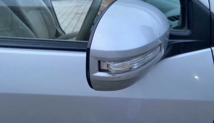 2014 Maruti Ertiga VXI CNG, CNG, Manual, 90,489 km, Right rear-view mirror - Indicator light has minor damage