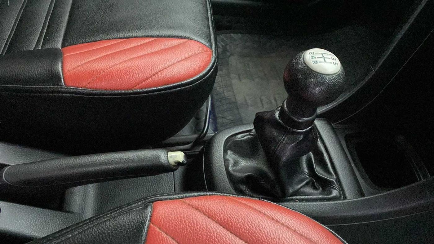 2015 Maruti Swift VXI, Petrol, Manual, 94,402 km, Gear Lever