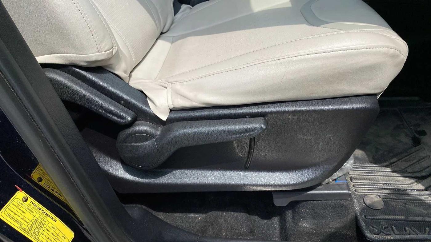 2022 Mahindra XUV700 AX 5 P MT 5 STR, Petrol, Manual, 26,876 km, Driver Side Adjustment Panel
