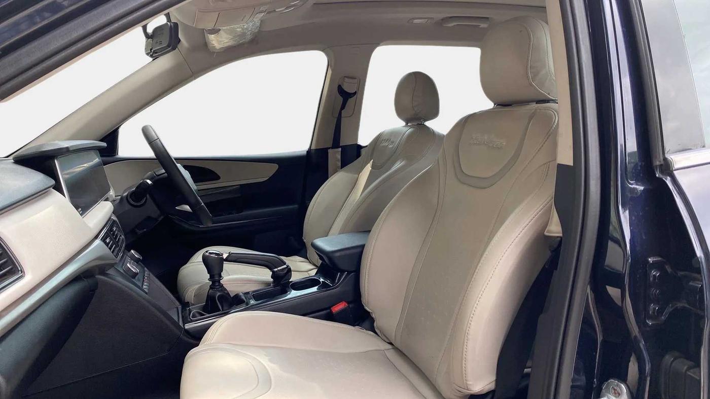 2022 Mahindra XUV700 AX 5 P MT 5 STR, Petrol, Manual, 26,876 km, Right Side Front Door Cabin