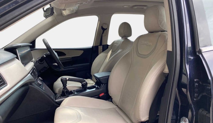 2022 Mahindra XUV700 AX 5 P MT 5 STR, Petrol, Manual, 26,876 km, Right Side Front Door Cabin