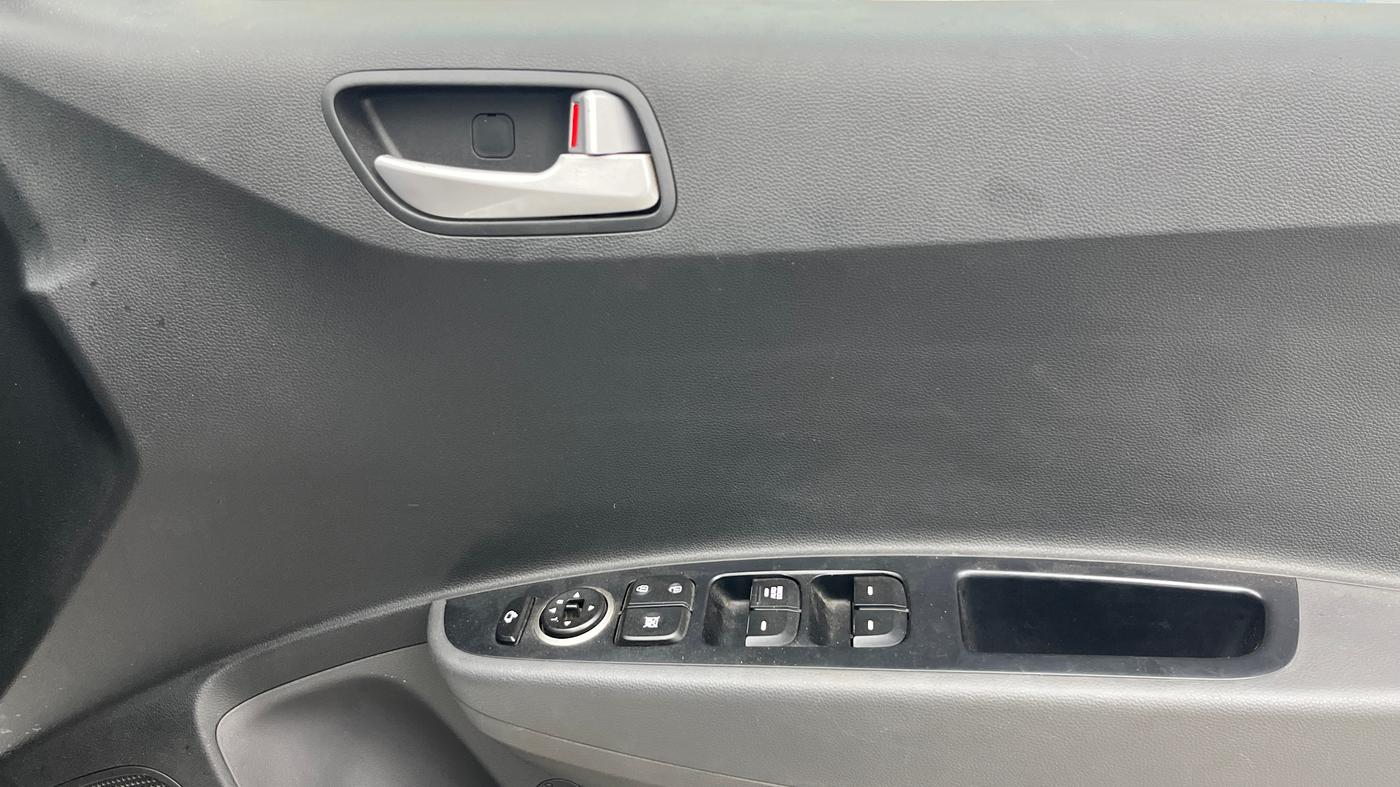 2019 Hyundai Grand i10 SPORTZ 1.2 KAPPA VTVT DUAL TONE, Petrol, Manual, 60,905 km, Driver Side Door Panels Control