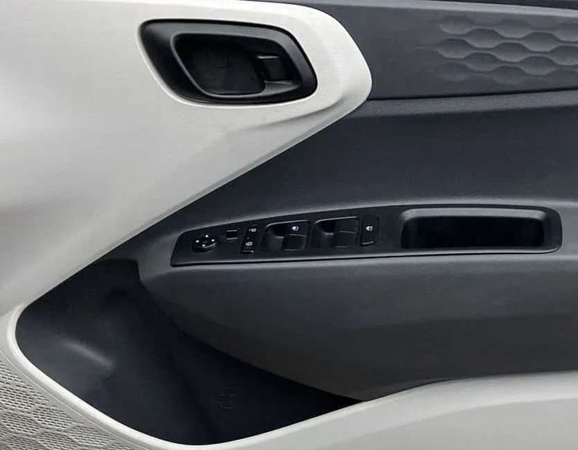 2020 Hyundai AURA S 1.2 CNG, CNG, Manual, 68,868 km, Driver Side Door Panels Control