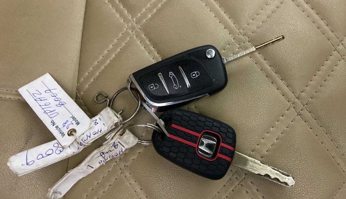 2015 Honda City 1.5L I-VTEC V MT, CNG, Manual, 1,06,409 km, Key Close Up