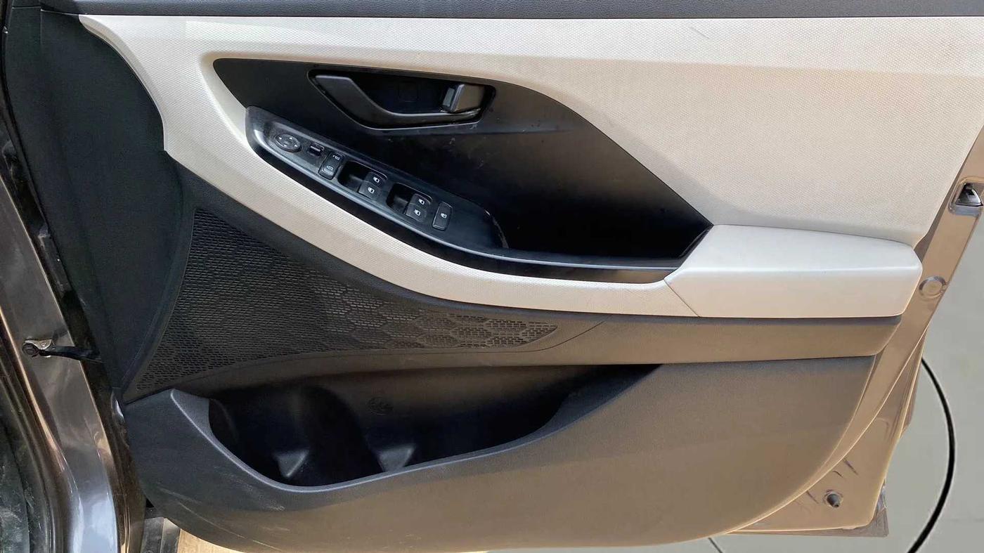 2020 Hyundai Creta E 1.5 PETROL, CNG, Manual, 44,001 km, Driver Side Door Panels Control