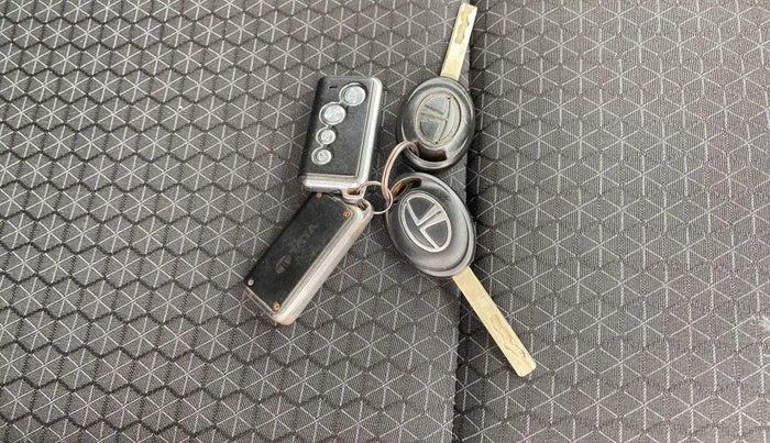 2020 Tata ALTROZ XE PETROL, Petrol, Manual, 59,254 km, Key Close Up
