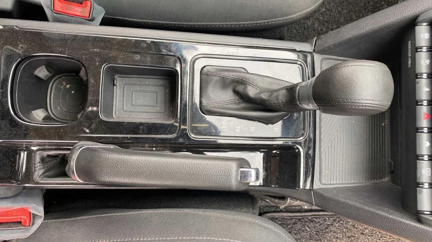 2022 Mahindra XUV700 AX 5 P AT 5 STR, Petrol, Automatic, 32,601 km, Gear Lever