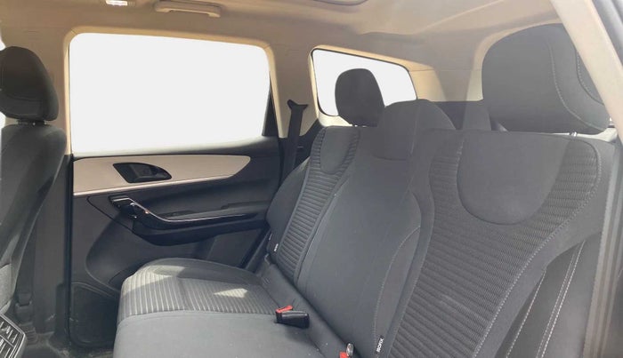 2022 Mahindra XUV700 AX 5 P AT 5 STR, Petrol, Automatic, 31,604 km, Right Side Rear Door Cabin