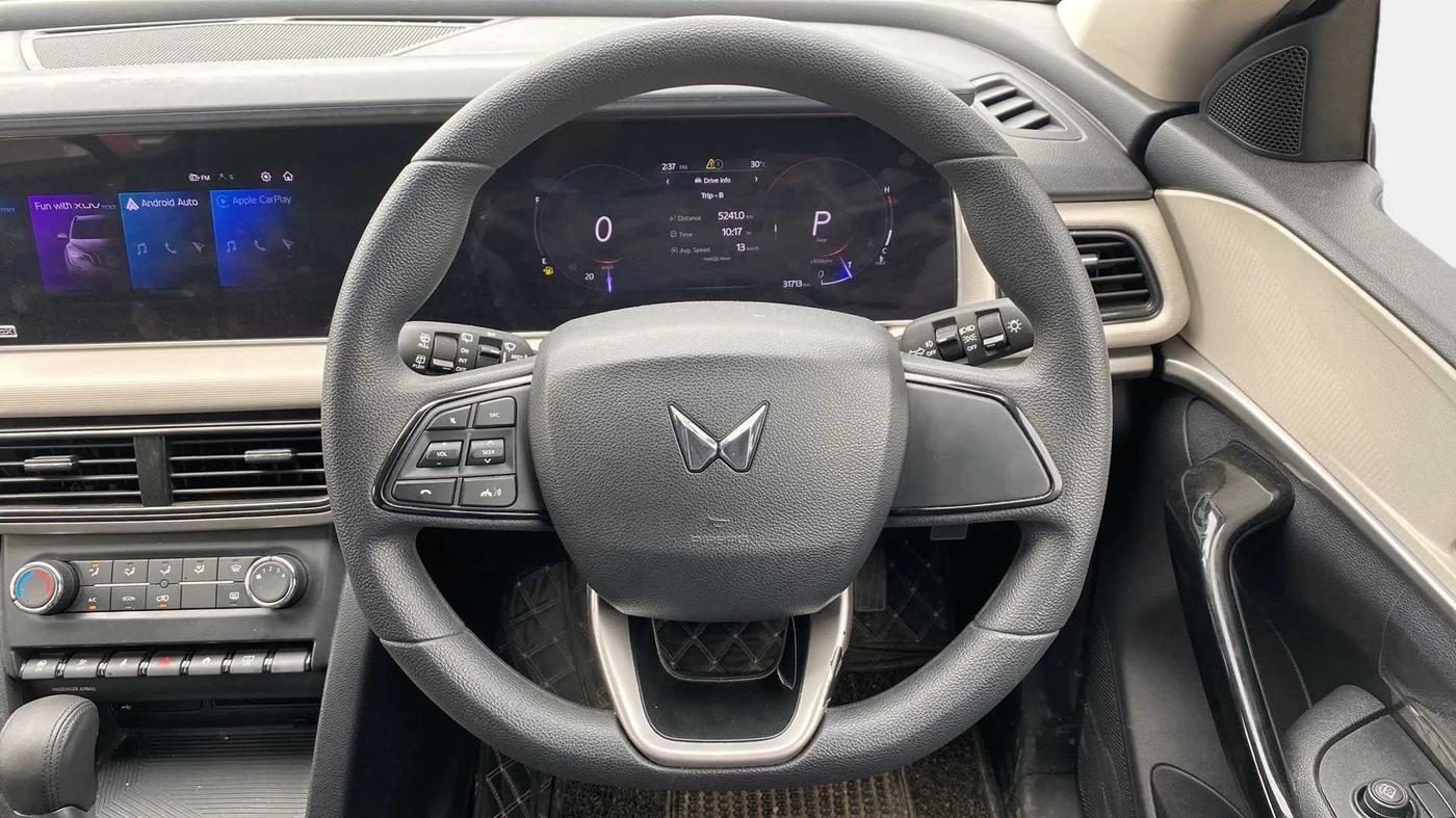 2022 Mahindra XUV700 AX 5 P AT 5 STR, Petrol, Automatic, 32,601 km, Steering Wheel Close Up
