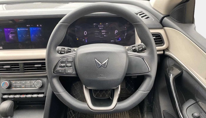 2022 Mahindra XUV700 AX 5 P AT 5 STR, Petrol, Automatic, 31,604 km, Steering Wheel Close Up