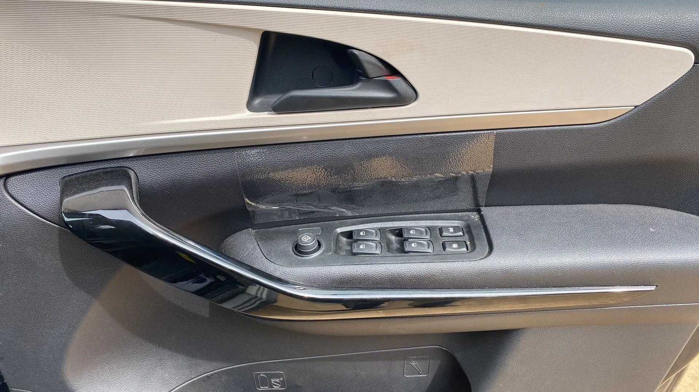 2022 Mahindra XUV700 AX 5 P AT 5 STR, Petrol, Automatic, 32,601 km, Driver Side Door Panels Control