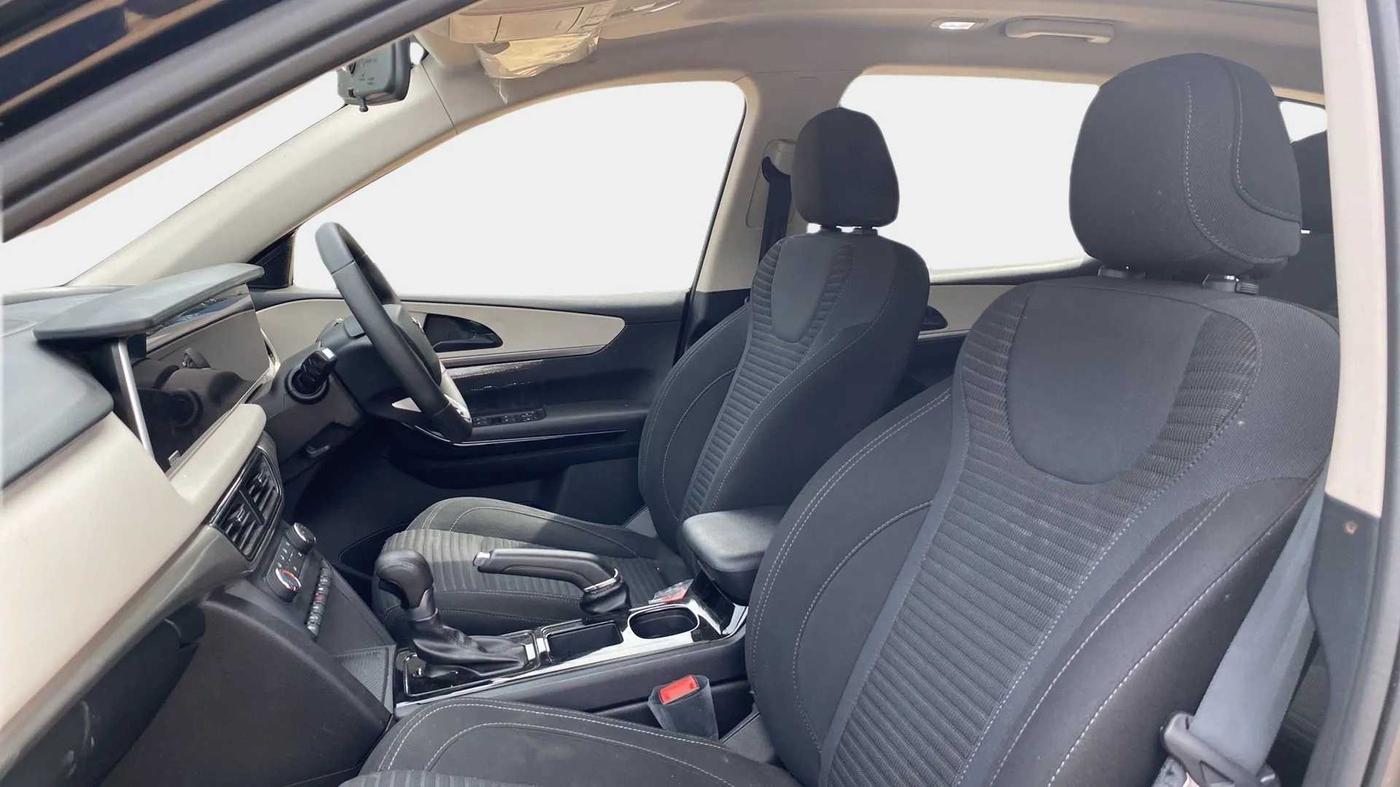 2022 Mahindra XUV700 AX 5 P AT 5 STR, Petrol, Automatic, 32,601 km, Right Side Front Door Cabin
